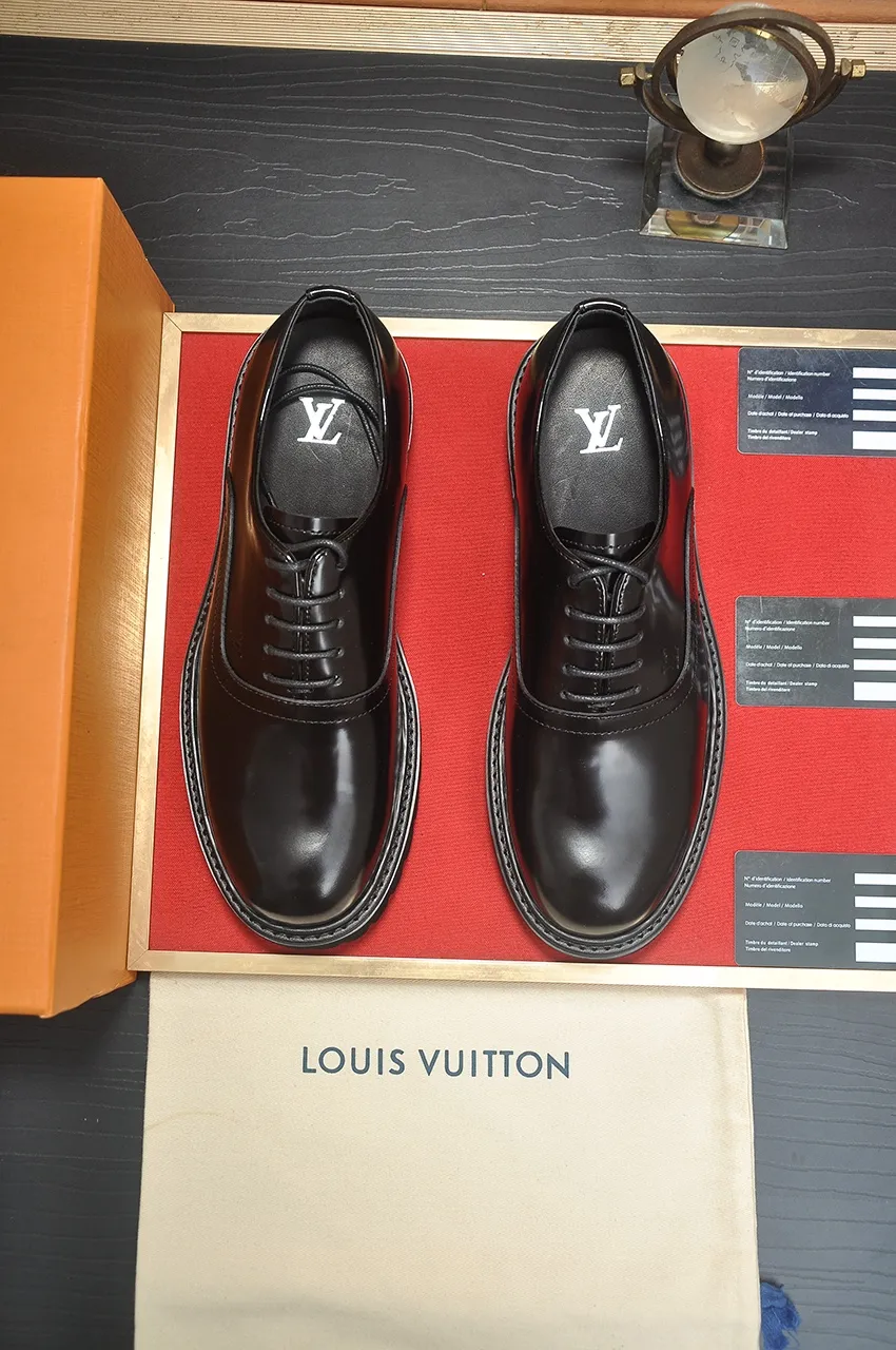 Men's men's shoes 💰640💶 [LV] (original single cowhide lining) 🍀LV's latest genuine leather business suit shoes are launched simultaneously on the official website. The first-layer cowhide imported from Italy is made of heavy gold, 💥official website 1:1 rubber outsole. Versatile to wear, high-end without losing class, and the color combination is extraordinary. This four-season style is alluring when worn on your feet, showing off your big-name flair. Standard code 38-45 (45 customized)
